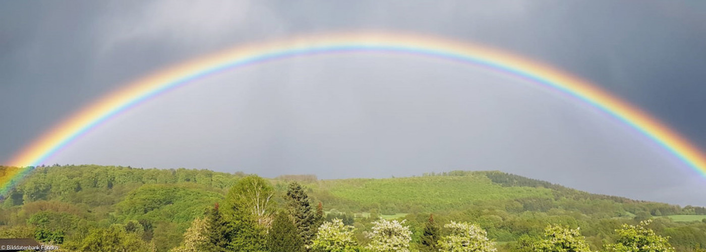 Regenbogen über dem Friedhof von Gemünden