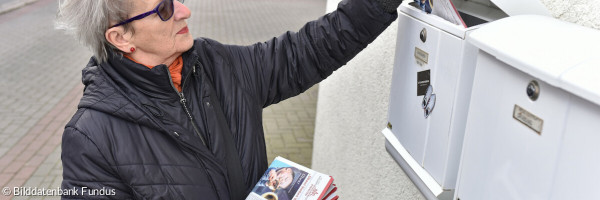 Ehrenamtliche Redaktion verteilt Zeitschrift in Briefkasten 3